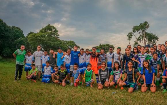 El programa tiene como propósito impulsar a los futbolistas dentro como fuera de la cancha. En la imagen, los niños y jóvenes de los clubes deportivos de Guaviare. FOTO CORTESÍA