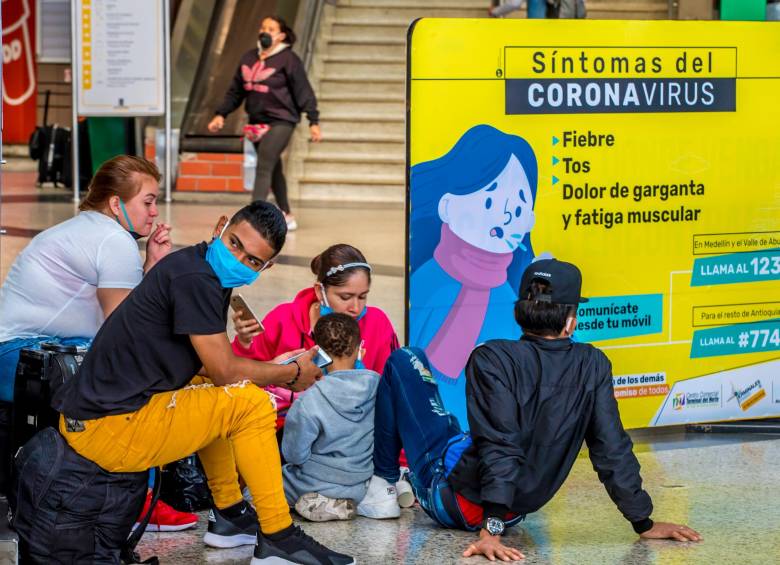 Pasajeros en la Terminal del Norte en Medellín buscando viajar antes del aislamiento preventivo por el covid en marzo de 2020. FOTO juan a. sánchez