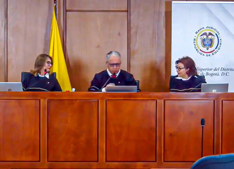 De izquierda a derecha; magistrados, Alexandra Ossa , Manuel Antonio Merchán y María Leonor Oviedo. esta última fue quien manifestó estar en desacuerdo con sus compañeros con respecto a la decisión tomada sobre el Caso Uribe. FOTO: captura de video.
