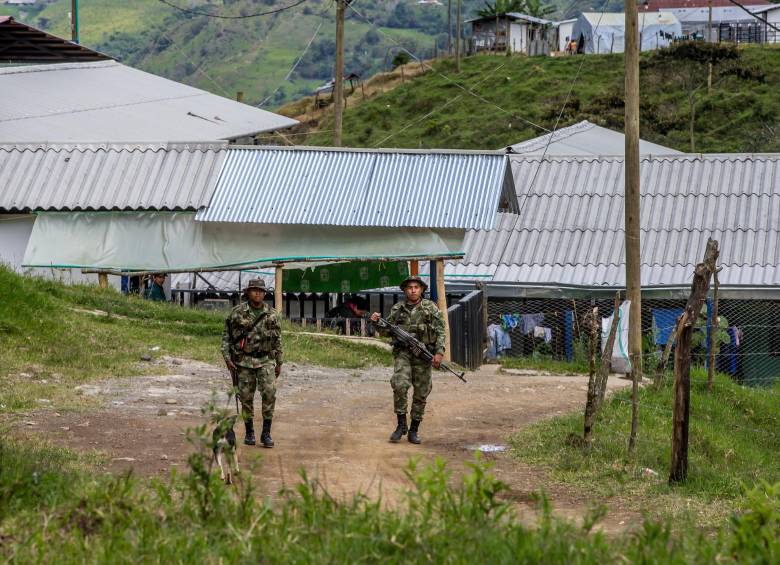 Luego del desplazamiento forzado masivo de 4.099 campesinos del pasado 21 de julio, el Ejército incrementó sus patrullajes y presencia en la frontera de Peque e Ituango, donde actúan los frentes 5° y 18 de las disidencias farianas. FOTO juan antonio sánchez