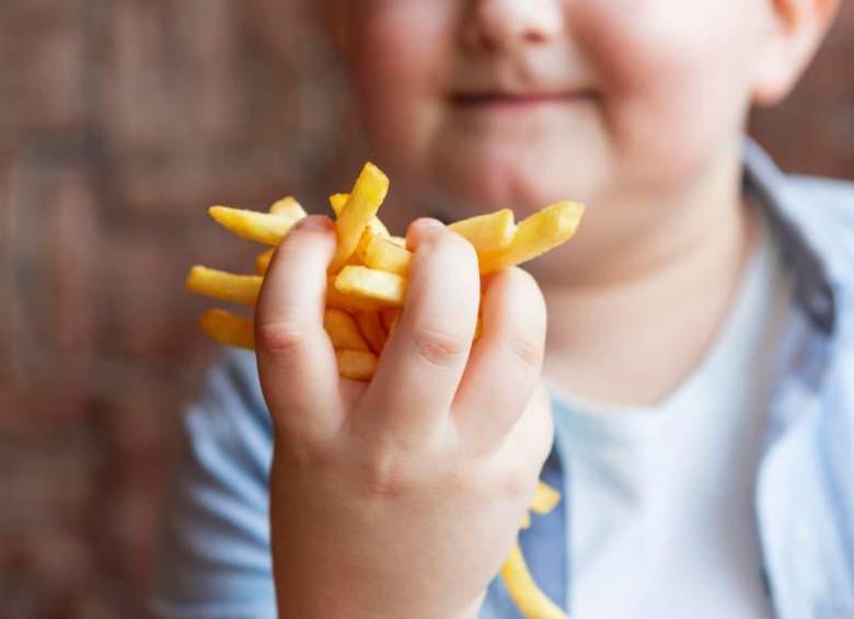 La OMS estableció recomendaciones sobre el uso de medicamentos y procedimientos para tratar la obesidad en niños y adolescentes. FOTO: Magnfic.