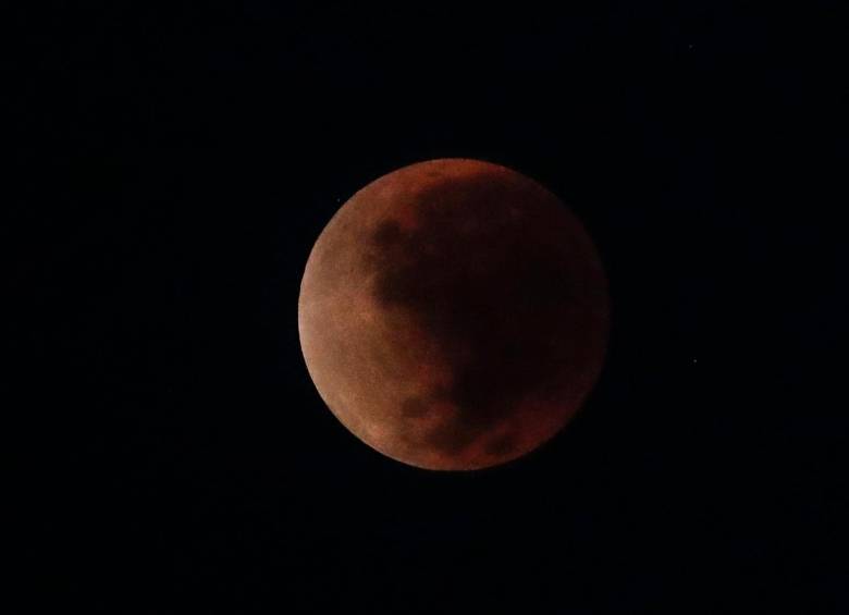 A diferencia de los eclipses solares, que pueden ser vistos solo desde una parte relativamente pequeña de la Tierra, un eclipse lunar puede ser visto desde cualquier lugar en que esté de noche. FOTO: EFE