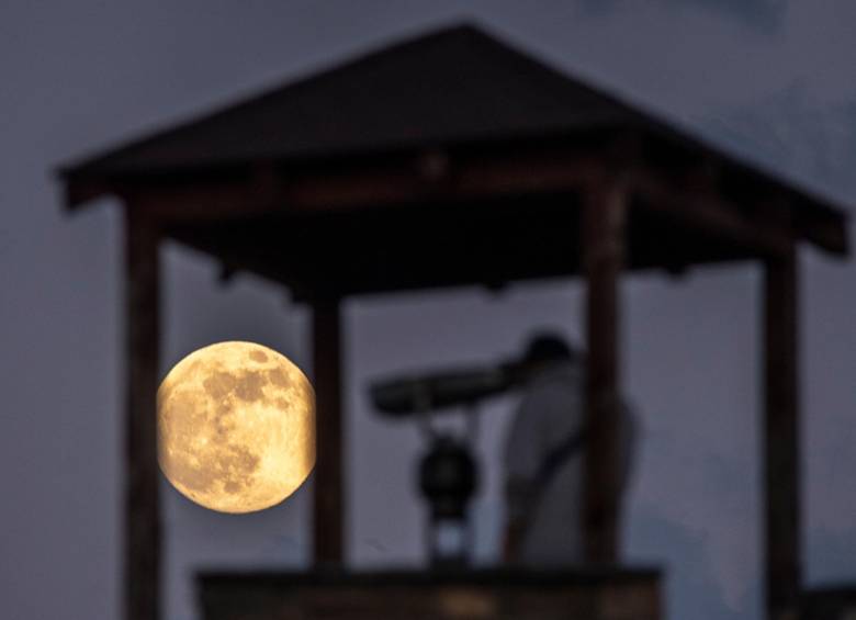 Así se ha empezado a ver la "superluna roja" de este miércoles en algunos lugares del planeta. FOTO EFE