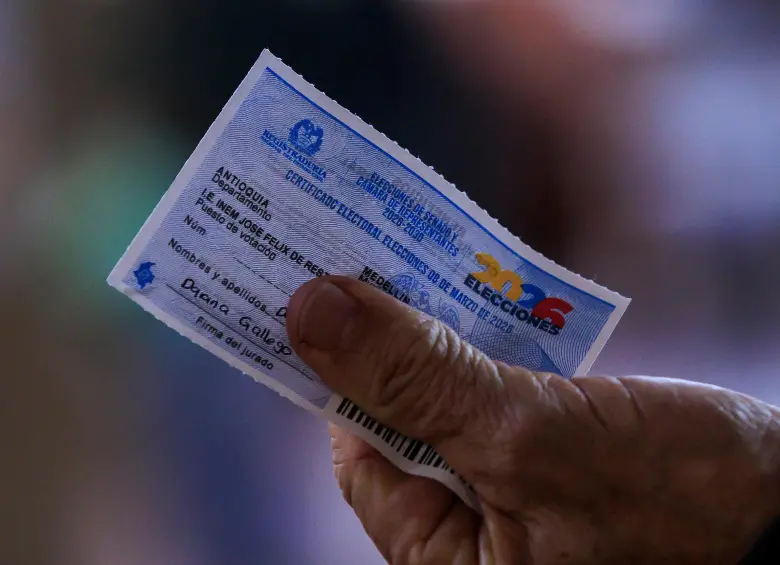 El certificado electoral es el documento que le entregan a los ciudadanos que ejercieron su derecho al voto. FOTO: ANDRÉS CAMILO SUÁREZ ECHEVERRY.