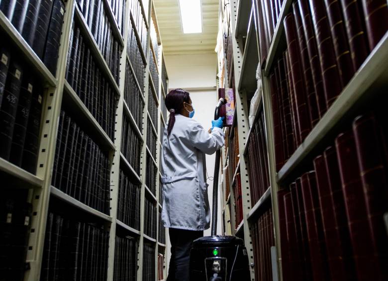 En el archivo se conservan más de 2.000 metros lineales de documentos. Su distancia equivaldría a once veces y media la altura del edifico Coltejer. FOTO JUlio César Herrera