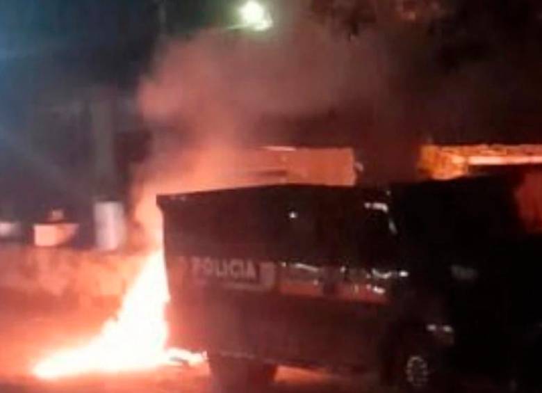 La moto bomba explotó cerca a una estación de policía y afecto una de las tanquetas de la institución. No hay heridos. FOTO: CORTESÍA