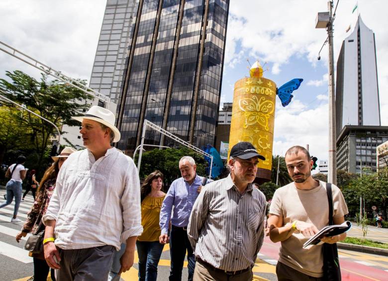 El recorrido por el Centro de Medellín se convirtió en una lección de la historia de la capital paisa. La comitiva estuvo compuesta por Pablo d´Örs, Yayo Herrero y sus acompañantes. FOTO Julio césar herrera.