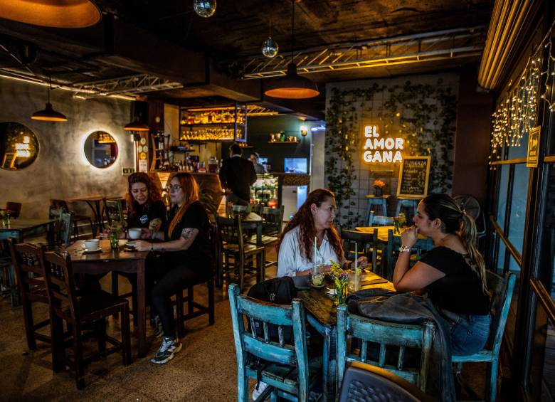 El gasto de los hogares atados a restaurantes y hoteles presionan al alza la inflación en Colombia. FOTO Julio César Herrera