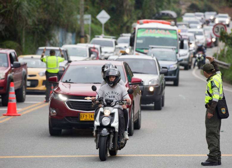 En los principales corredores viales de Antioquia hay unos 400 hombres y mujeres de la policía para garantizar la seguridad. FOTO EL COLOMBIANO