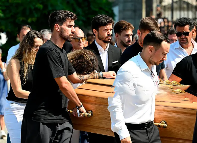 Las honras fúnebres de Diogo Jota y su hermano, André Silva, se realizaron en la catedral de Gondomar, localidad donde crecieron. Hubo un acompañamiento masivo de los habitantes del lugar y de figuras del fútbol a sus familiares. FOTO getty