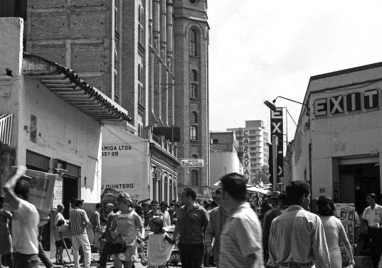 Primer Almacén Éxito, ubicado en calle 48 - Pichincha,en el cruce con la carrera 53 - Cundinamarca, en el centro de Medellín. FOTO(1948):<b> Diego García Galeano. Biblioteca Pública Piloto. Archivo fotográfico.</b>