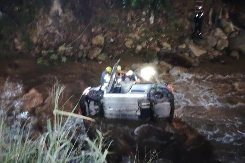 El carro rodó y se volcó en el lecho de la quebrada Doña María, en jurisdicción de Itagüí. FOTO: CORTESÍA
