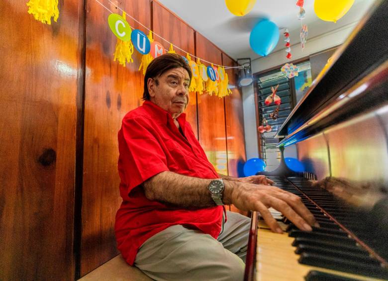 Frente al piano, el instrumento que más lo acompaña, Fruko celebra este jueves 71 años, 58 de ellos dedicados a la música. Trueno (recuadro) es su última canción. FOTO Camilo Suárez