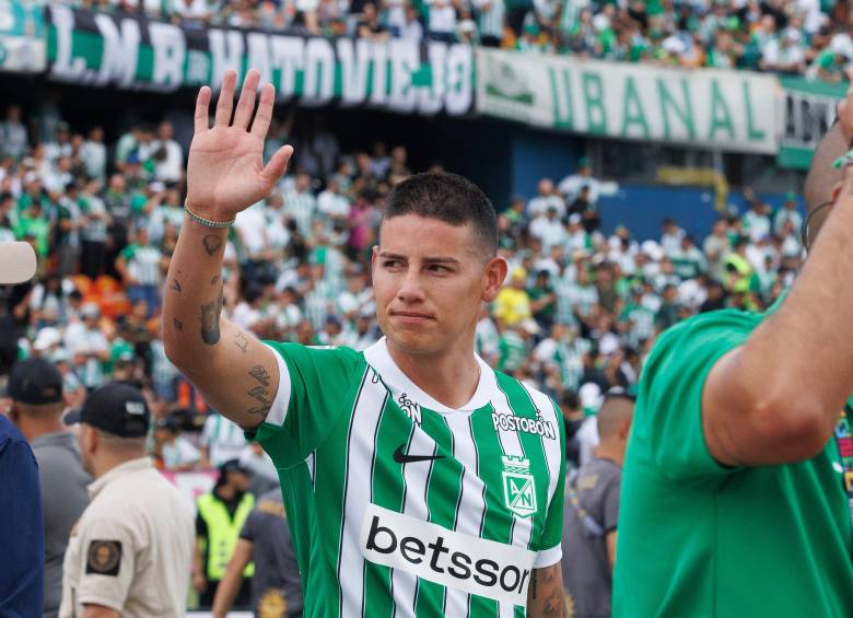 James Rodríguez durante su presentación a los hinchas verdolagas. FOTO CAMILO SUÁREZ