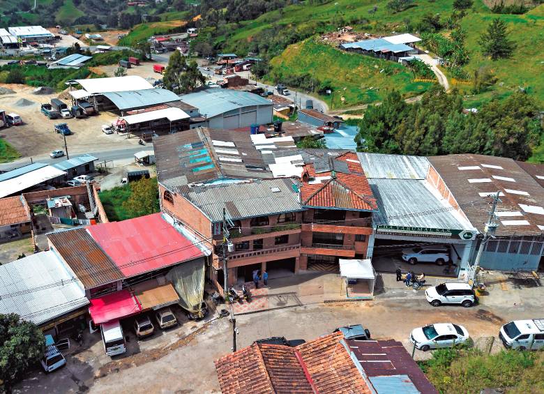 Dentro de un hotel en el sector La Bomba, de Yarumal, las autoridades encontraron a los 26 miembros de la secta ultraortodoxa Lev Tahor. Tenían 17 menores bajo su poder. FOTO CAMILO SUÁREZ