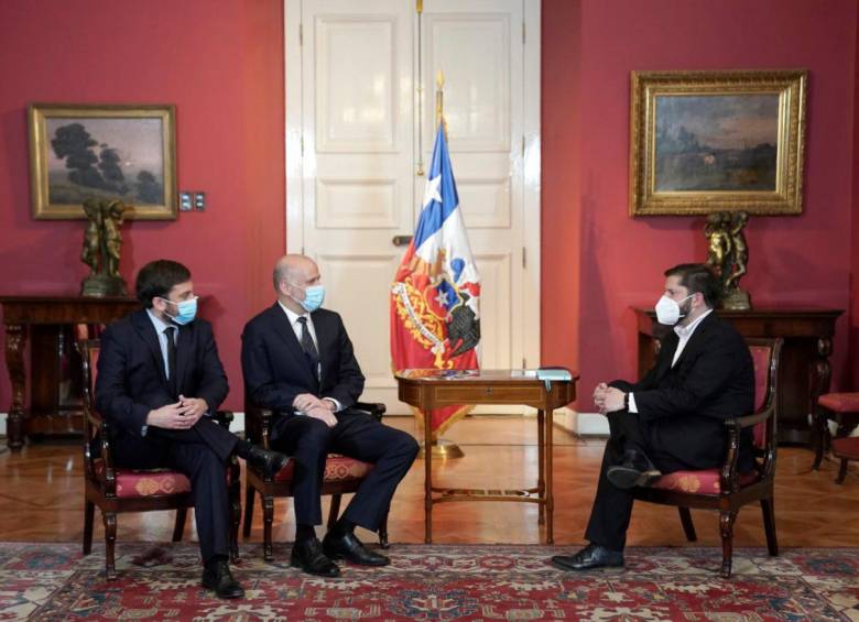 El mandatario Gabriel Boric se reunió con los presidentes del Senado y la Cámara, Álvaro Elizalde y Raúl Soto. FOTO Presidencia de Chile