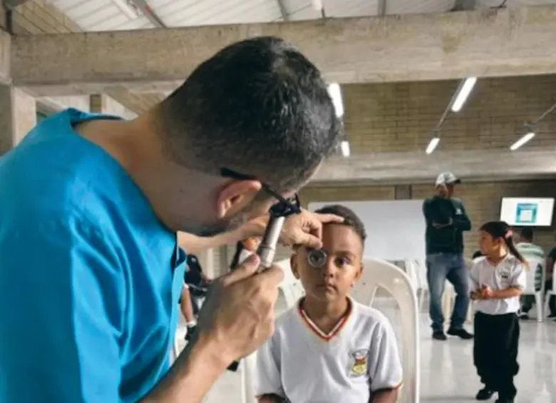 Con kaleidos, dispositivo oftalmológico portátil que realiza exámenes visuales no invasivos en pocos minutos, tamizaron a más de 800 niños de los municipios de Támesis, Salgar y Medellín. FOTO CORTESÍA