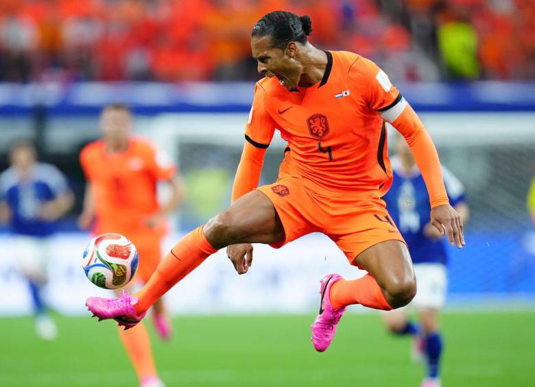 Para empresas como Nike, el color fucsia en los guayos le da confianza a los futbolistas. Foto: Xinhua