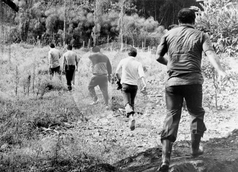 En esta foto se ve a Escobar (primero en la fila) huyendo de la finca El Bizcocho, de Envigado, antes de someterse a la Justicia y del episodio de La Catedral. FOTO EXCLUSIVA DE EL COLOMBIANO
