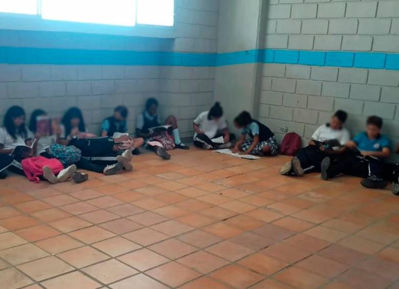 Los estudiantes denuncian que los tableros y ventanas de su institución también están en malas condiciones. FOTO CORTESÍA 