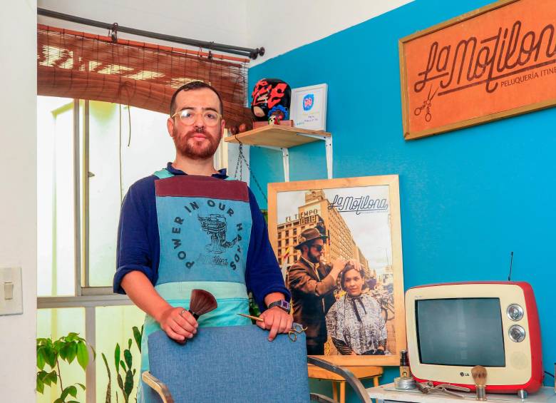 Marcelo Carvajal, quien ha llevado su peluquería itinerante La Motilona por todo el mundo.