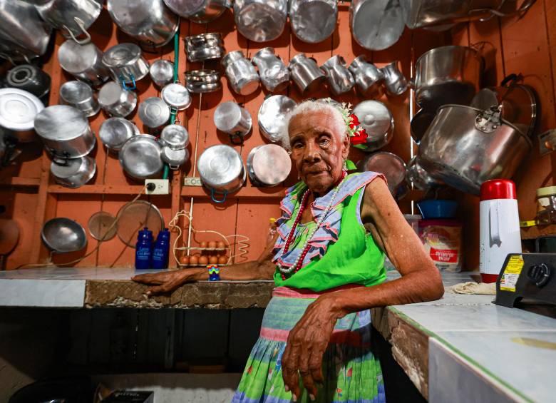 Eustiquia Amaranto Santana en su casa en el barrio Juan XXIII de Turbo. FOTO: MANUEL SALDARRIAGA
