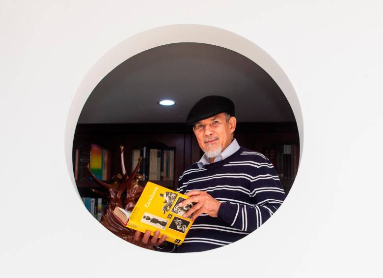 Salvador Arango tiene más de 40 años de vida artística. En las fotos, el artista en su casa de El Poblado, que es por sí misma, un museo. Todos los días trabaja varias horas en sus creaciones, las mismas que se apreciarán en Itagüí. FOTOS camilo suárez