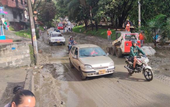 La movilidad se ha visto afectada en la mañana de este miércoles por la cantidad de lodo acumulado sobre varias vías de Medellín. FOTO JULIO CÉSAR HERRERA