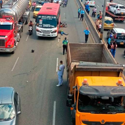 En este punto de la autopista Norte, cerca de la Secretaría de Movilidad de Medellín, ocurrió la muerte de un motociclista, quien fue arrollado por un camión, luego de impactar contra un bus. FOTO: CORTESÍA
