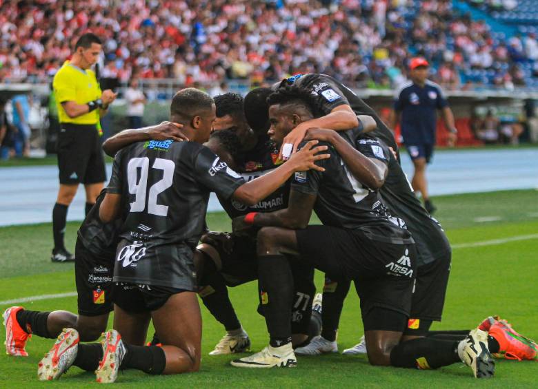 Los jugadores de Pereira sorprendieron al Junior y lograron un importante triunfo que los ubica de momento en el primer lugar de su cuadrangular semifinal de la Liga. FOTO X-PEREIRA