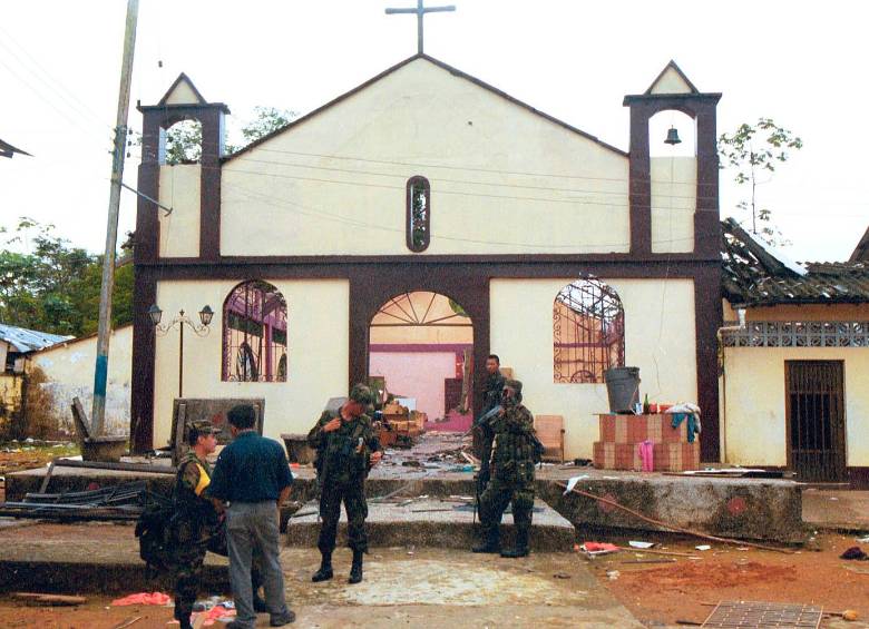Imagen de 2002 que describe un operativo militar tendiente a recuperar el control en Vigía del Fuerte, Antioquia, y Bojayá, en Chocó tras fuertes enfrentamientos armados entre guerrilla y autodefensas