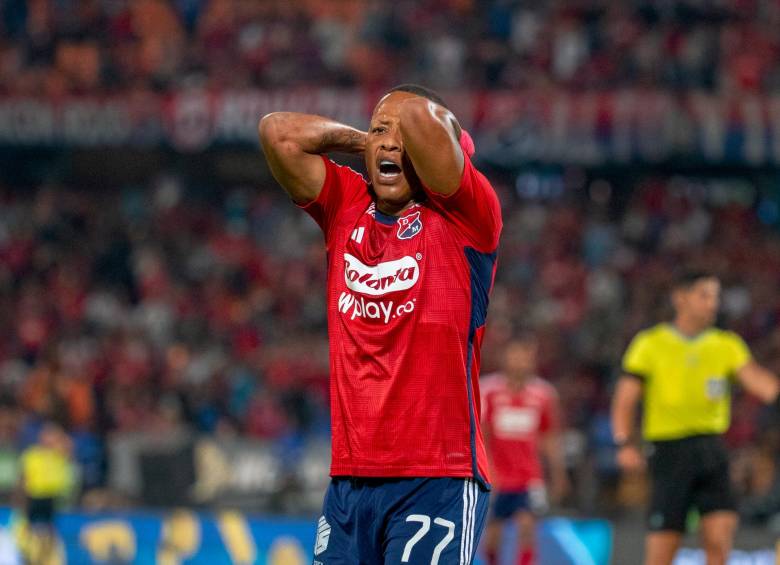 El DIM sigue sin encontrar el equilibrio esperado. El delantero Jhon Vásquez buscó hacer la diferencia ante América pero fue controlado por los defensores rivales. Tras una falta contra él, fue expulsado el jugador Marcos Mina. FOTO: Juan Antonio Sánchez