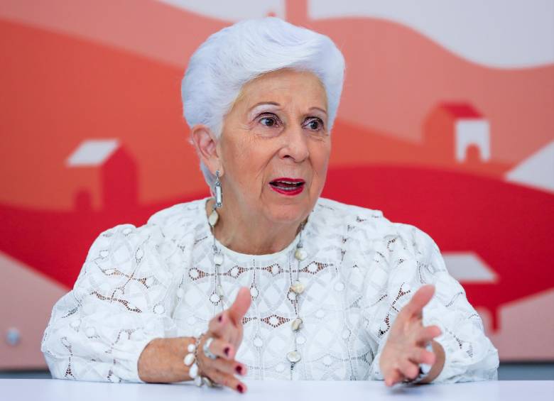 Susanita Posada, con 76 años, sigue estando al tanto de los movimientos de la compañía que fundó. FOTO jaime pérez