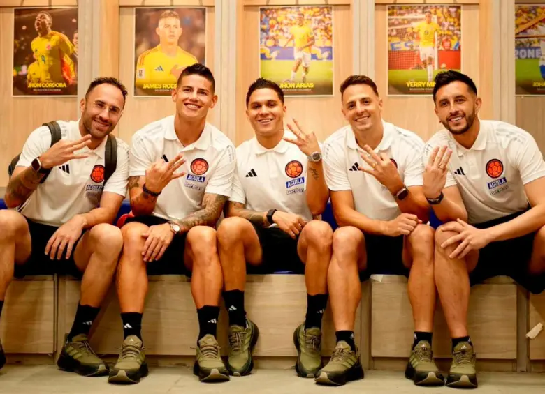 Los jugadores David Ospina, James Rodríguez, Juan Fernando Quintero, Santiago Arias y Camilo Vargas, celebran su tercera clasificación a un Mundial con Colombia. FOTO CORTESÍA FCF