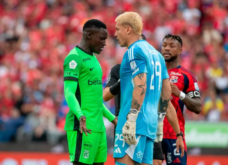 El arquero uruguayo Washington Aguerre y el delantero de Nacional, Kevin Viveros, se encararon después de un tiro libre en el primer tiempo del partido. FOTO: JUAN ANTONIO SÁNCHEZ