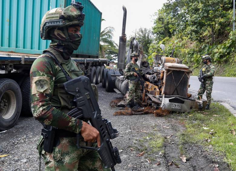 El general Luis Fernando Navarro ordenó el despliegue de 150 soldados para cuidar la vía de atentados como el ocurrido el pasado 17 de junio. FOTO manuel saldarriaga