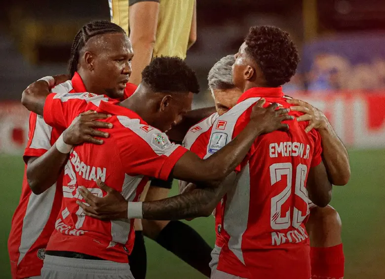 Santa Fe celebró una nueva victoria en el clásico bogotano después de remontar un marcador adverso ante Millonarios. FOTO: @SantaFe