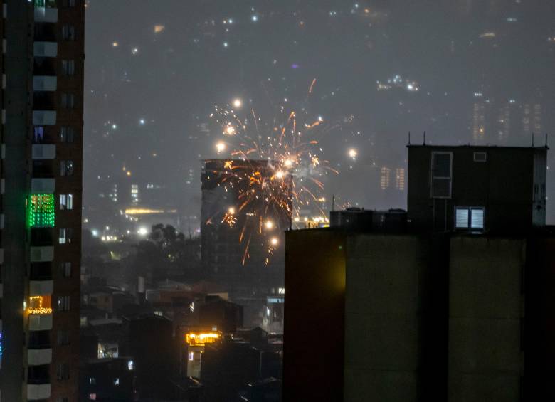 Durante varios minutos, las explosiones iluminaron el cielo y despertaron a miles de habitantes, quienes reportaron detonaciones constantes en Medellín, Bello, Itagüí, Envigado y Copacabana, entre otros municipios.. Foto: Juan Antonio Sánchez