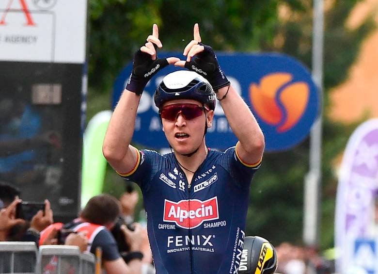 El festejo de Merlier tras su triunfo en la etapa 2, en la que los colombianos Gaviria y Molano fueron protagonistas. FOTO efe