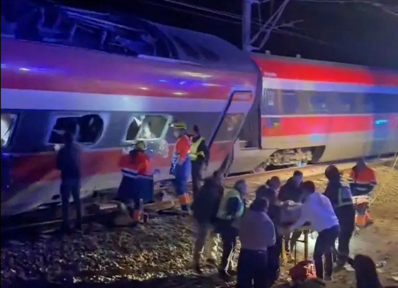 Al menos 21 muertos y decenas de heridos por descarrilamiento de trenes en España