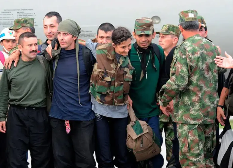 Momentos posteriores a la Operación Jaque cuando fueron liberados Ingrid Betancourt y 14 personas más. Foto: Colprensa