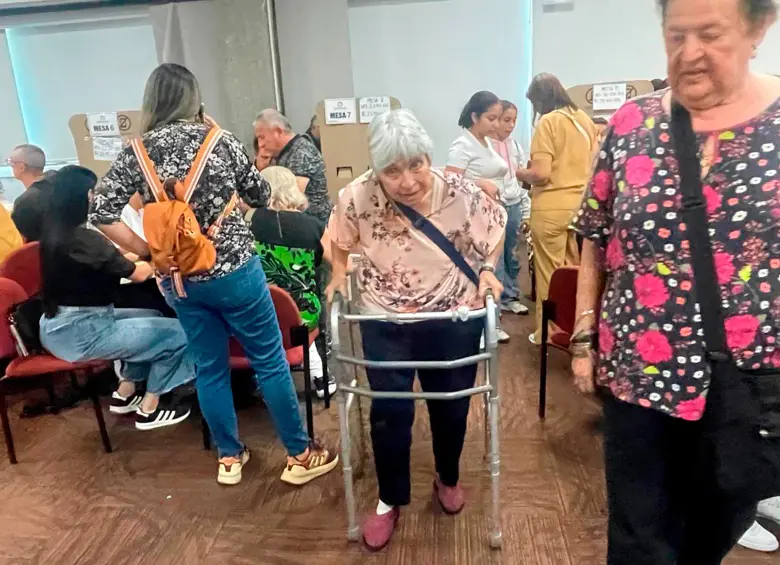 Por escaleras o por ascensor, los ciudadanos fueron a votar hasta el auditorio del centro comercial San Diego. FOTO: Cristian Álvarez B y Cortesía.