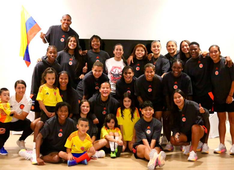 Jugadoras de Colombia en la concentración junto a Mariana Pajón. FOTO: Tomada de X @FCFSeleccionCol