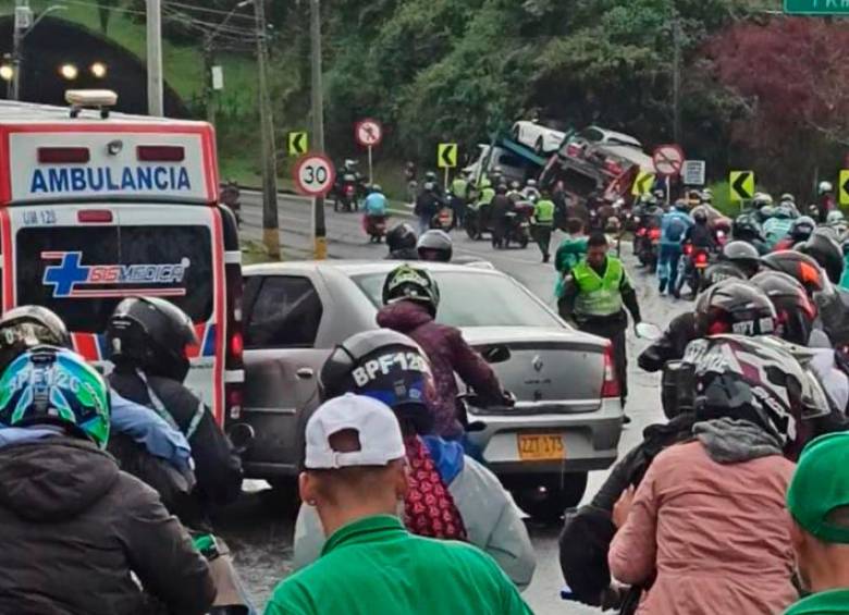 Este fue el segundo accidente, entre una ambulancia, un carro particular y una moto. FOTO: CORTESÍA MI ORIENTE