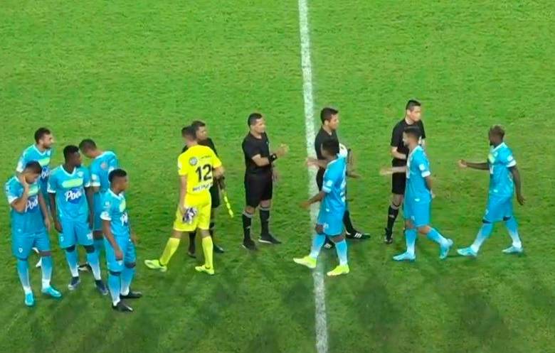 Los jugadores de Jaguares y la terna arbitral se hicieron presentes en el estadio de Jaraguay para el duelo que no se disputó en la noche del sábado. FOTO PANTALLAZO