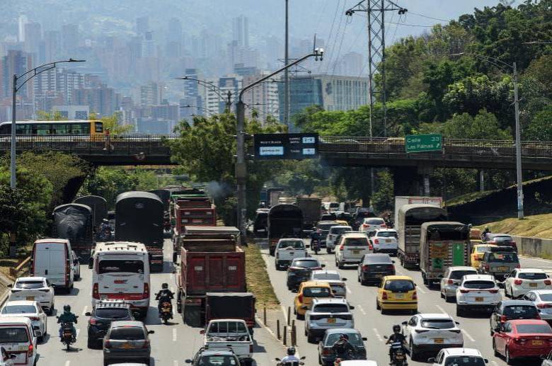 Descripción: Fotografías de pico y placa y congestiones en el sector del soterrado de Parques del Río. Fecha de evento: 21/02/2024 Foto: Andrés Camilo Suárez Echeverry