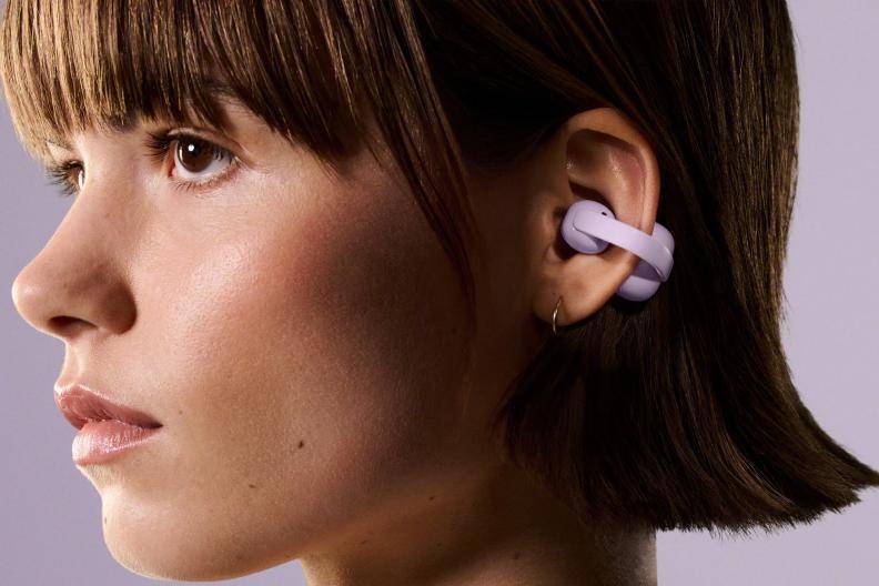 Los Sony LinkBuds Clip se enganchan en la parte posterior de la oreja y ofrecen nueve horas de batería. FOTO cortesía