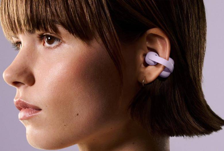 Los Sony LinkBuds Clip se enganchan en la parte posterior de la oreja y ofrecen nueve horas de batería. FOTO cortesía
