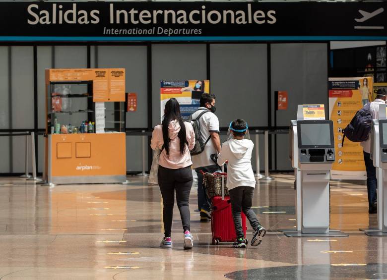 El progenitor del menor que está en mora tendrá que dirigirse al Ministerio de las Tic y solicitar certificado con sus datos. Foto: Camilo Suárez
