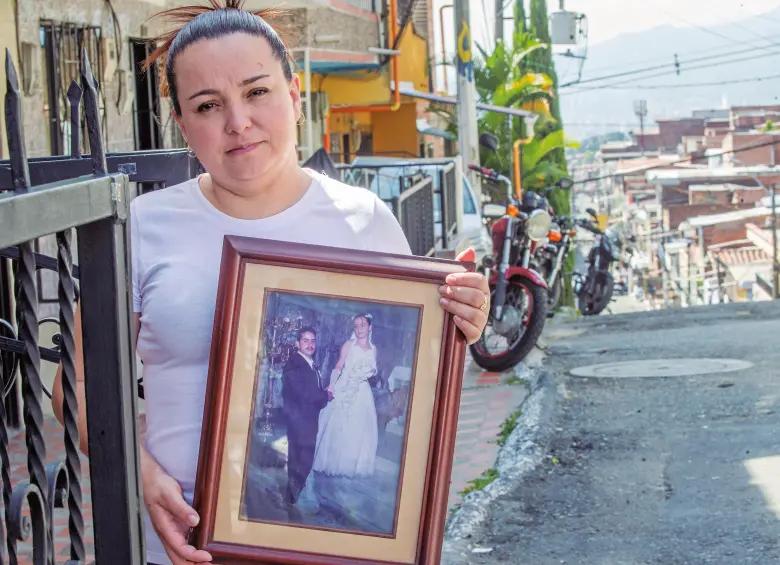 Luz Enith y la familia de Arles Edisson Guzmán Medina llevan 23 años buscando respuestas efectivas sobre su paradero. FOTO Esneyder Gutiérrez
